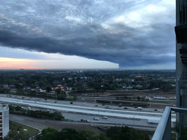 Μαύρος καπνός από τοξική πυρκαγιά κάλυψε το Χιούστον