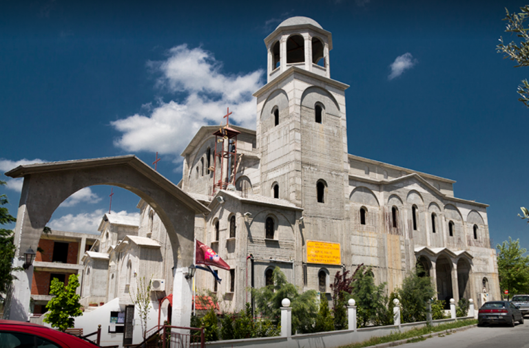 «Μπούκαραν» με Ι.Χ σε εκκλησία και άρπαξαν χρηματοκιβώτιο