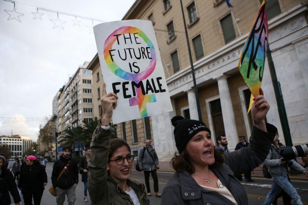 Φεμινιστική απεργία: Για πρώτη φορά σήμερα στην Ελλάδα – Ποιοι συμμετέχουν