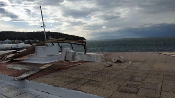 Απίστευτο βίντεο: Μανιασμένοι άνεμοι ξεκόλλησαν εξέδρα και διέλυσαν ηρώο