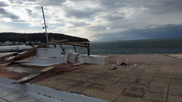 Απίστευτο βίντεο: Μανιασμένοι άνεμοι ξεκόλλησαν εξέδρα και διέλυσαν ηρώο