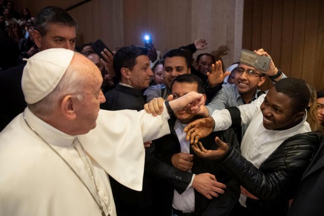 Ο Πάπας Φραγκίσκος δεν αφήνει να του φιλούν το χέρι και γίνεται viral