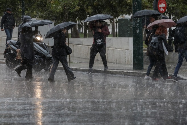 Ο καιρός «δείχνει τα δόντια του»: Ισχυρές καταιγίδες, θυελλώδεις άνεμοι και χιόνια θα σαρώσουν τη χώρα