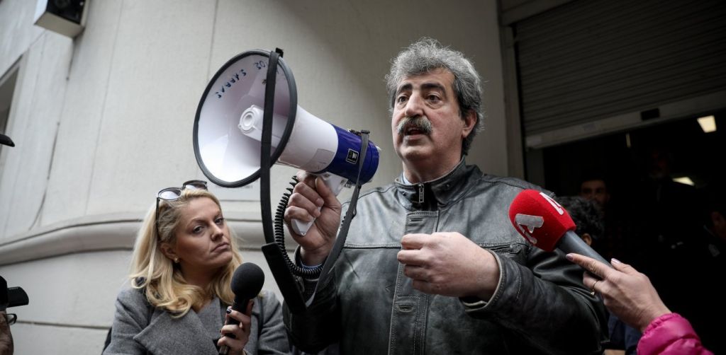 Σόου Πολάκη με ντουντούκα έξω από το υπουργείο Υγείας