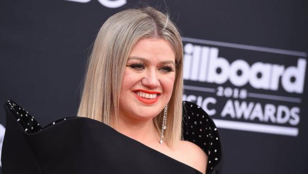 Η Κέλι Κλάρκσον επιστρέφει στην σκηνή των βραβείων Billboard