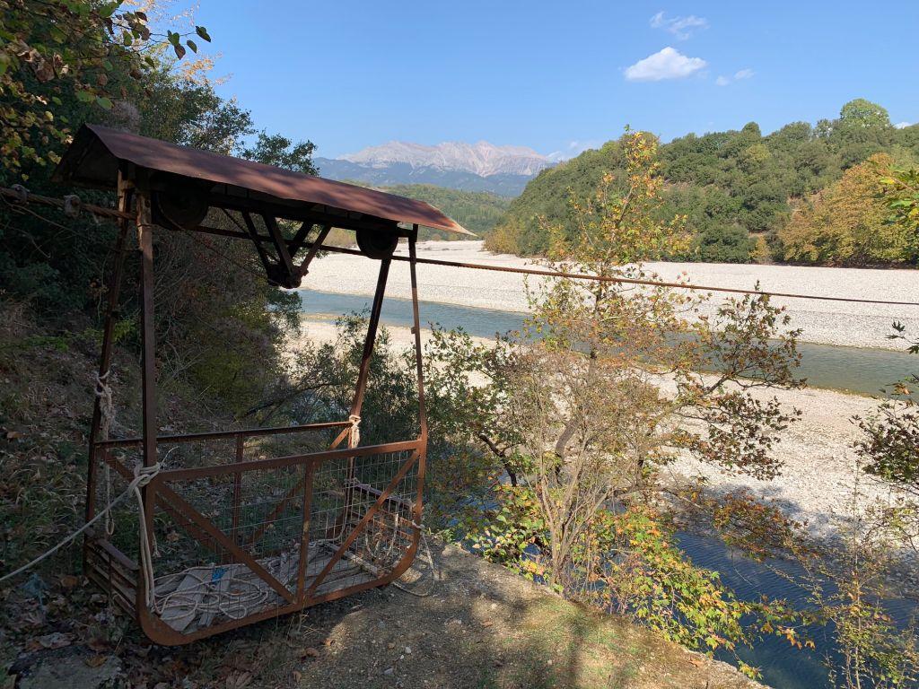 Περαταριά: Το χειροκίνητο τελεφερίκ στην κοιλάδα του Αχελώου