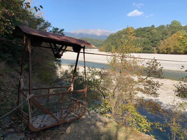 Περαταριά: Το χειροκίνητο τελεφερίκ στην κοιλάδα του Αχελώου
