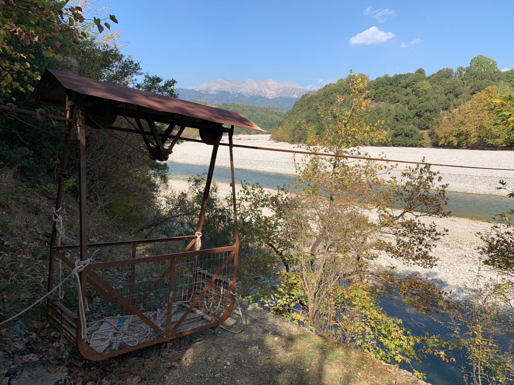 Περαταριά: Το χειροκίνητο τελεφερίκ στην κοιλάδα του Αχελώου