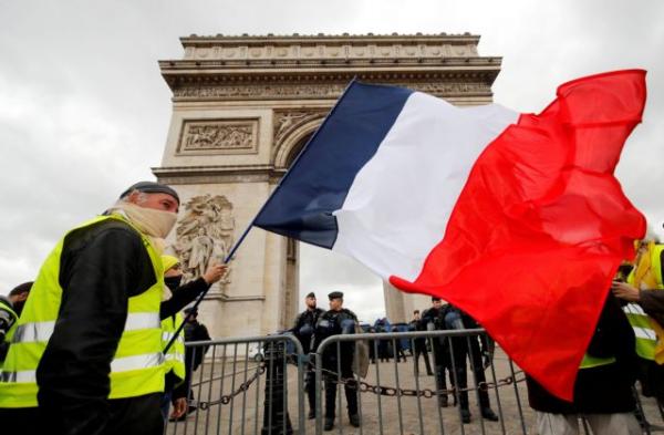 Γαλλία: Χημικά και αύρες κατά των «κίτρινων γιλέκων»