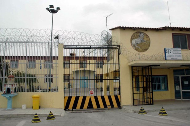Άγριες συμπλοκές με έναν τραυματία στις φυλακές Λάρισας