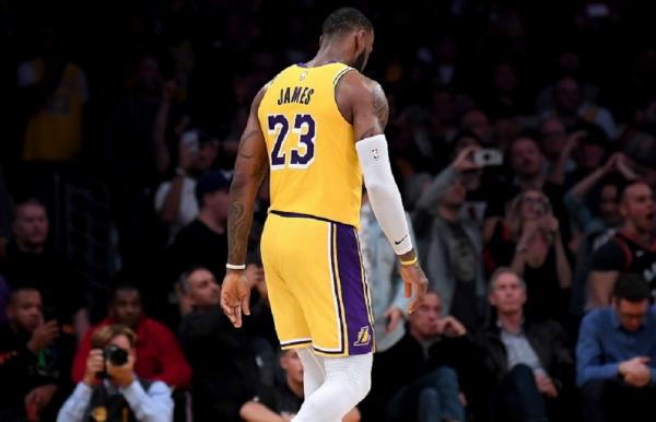 Δεν παίζει με Μπακς ο Λεμπρόν