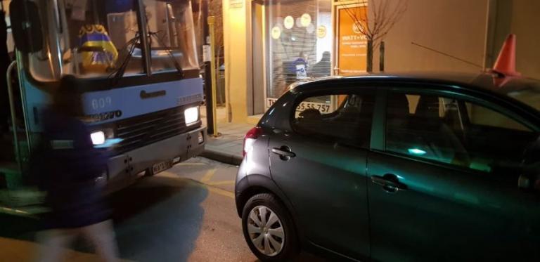 Λεωφορείο άλλαξε δρομολόγιο λόγω σταθμευμένου οχήματος