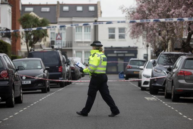 Περιστατικό στο Λονδίνο με ένοπλο που απειλεί να σκοτώσει πολίτες