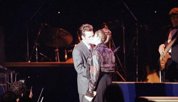 Όταν η Μαντόνα φιλούσε παθιασμένα τον Λουκ Πέρι