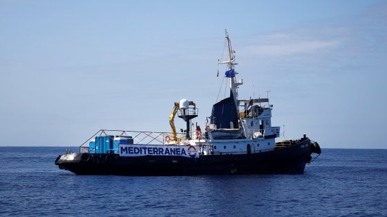 Διάσωση 49 μεταναστών στη Μεσόγειο – Ρώμη : Μην τους φέρετε εδώ