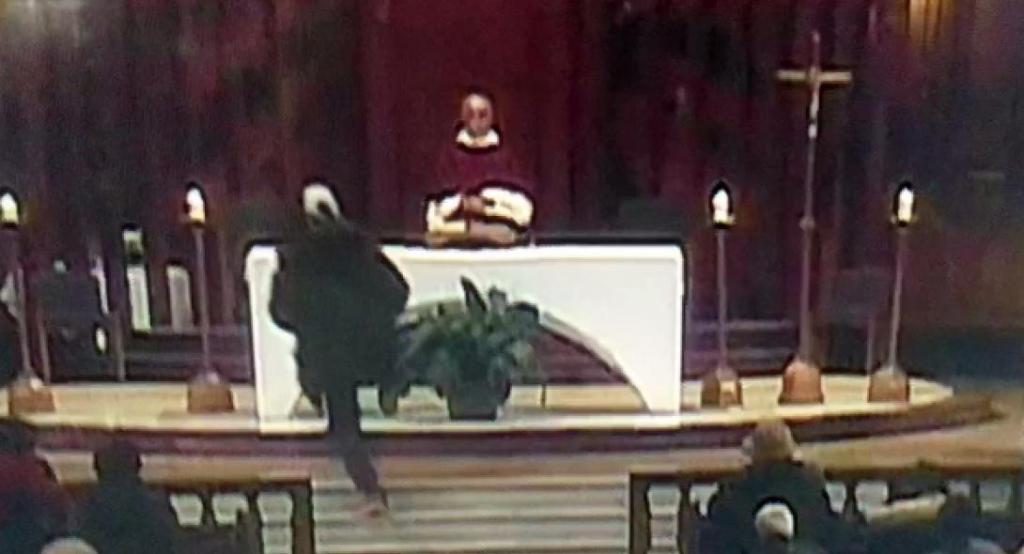 Συναγερμός στο Μόντρεαλ: Μαχαίρωσαν ιερέα την ώρα της λειτουργίας