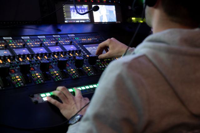 Ernst & Young: Τα ΜΜΕ και οι εταιρείες ψυχαγωγίας να εστιάσουν στις μεγαλύτερες γενιές