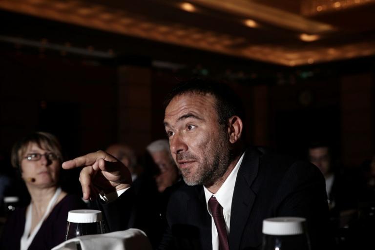 Αγκαλιά με τη «διαπλοκή» και δημόσια ο Αλέξης Τσίπρας