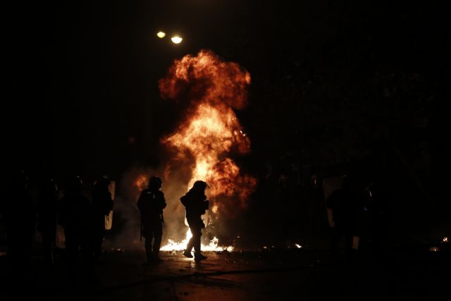 Επιθέσεις με μολότοφ στο κέντρο της Αθήνας - Εκαψαν αυτοκίνητο - Συνελήφθη ένα άτομο