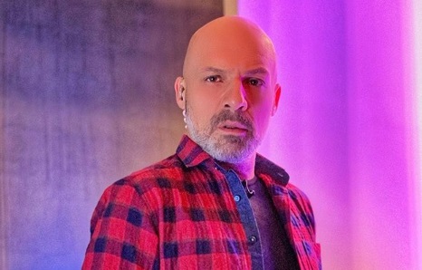 Ο Νίκος Μουτσινάς τραγουδάει Φουρέιρα δίπλα στον Σάκη Ρουβά