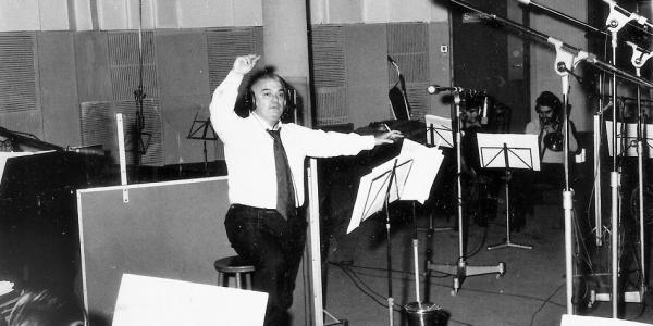 Καλλιτέχνες τραγουδούν Μουζάκη πριν ανέβουν στη σκηνή του Μεγάρου