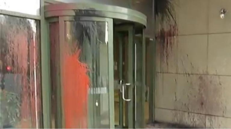 Μπογιές πέταξαν άγνωστοι στο υπουργείο Ανάπτυξης