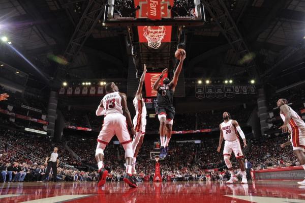 Aνατροπή με εξωπραγματικό Χάρντεν οι Ρόκετς, διπλά για Καβαλίερς, Σίξερς