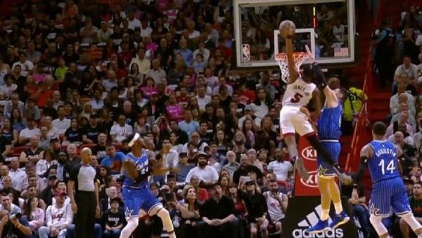 NBA : Το εκπληκτικό κάρφωμα του Τζόουνς στην κορυφή του Top 10