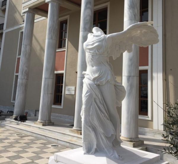 Πιστό αντίγραφο της Νίκης της Σαμοθράκης στην Αλεξανδρούπολη