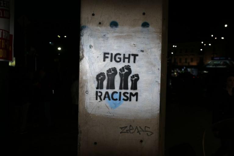 «Βροχή» ρατσιστικών επιθέσεων με μια πολιτεία – φάντασμα
