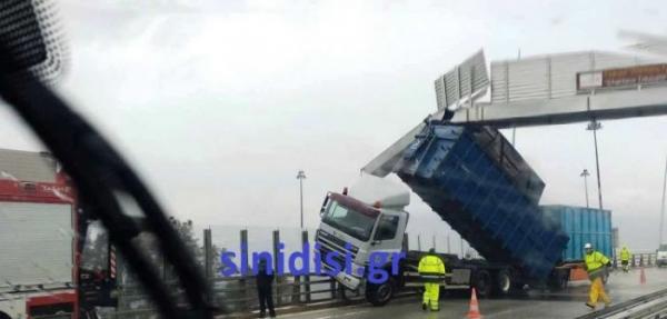 Γέφυρα Ρίου – Αντιρρίου: Καρότσα νταλίκας καρφώθηκε σε πινακίδα