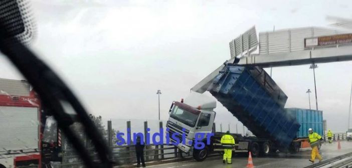 Γέφυρα Ρίου - Αντιρρίου: Καρότσα νταλίκας καρφώθηκε σε πινακίδα