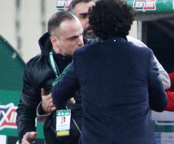 Απόδειξη: Με διαπίστευση του ΠΑΟ ο χούλιγκαν που επιτέθηκε στον πάγκο