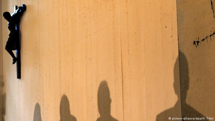 Συγκλονιστικές μαρτυρίες από θύματα παιδόφιλων παπάδων