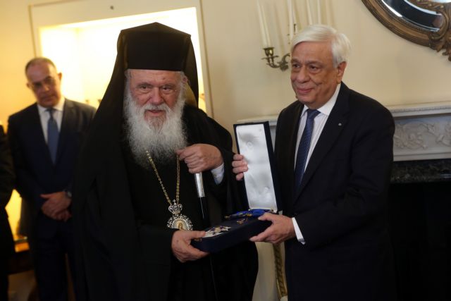 Παρασημοφόρηση Αρχιεπισκόπου Ιερώνυμου από τον ΠτΔ