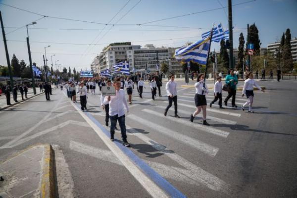 H μαθητική παρέλαση για την 25η Μαρτίου στο Σύνταγμα