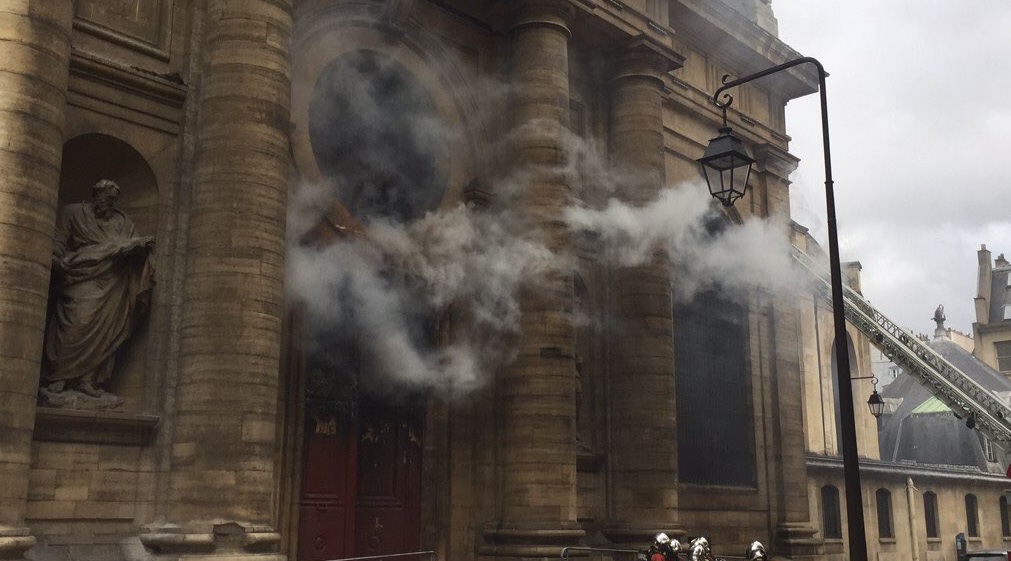 Μικρές φθορές από πυρκαγιά στην εκκλησία που γυρίστηκε ο «Κώδικας Ντα Βίντσι»
