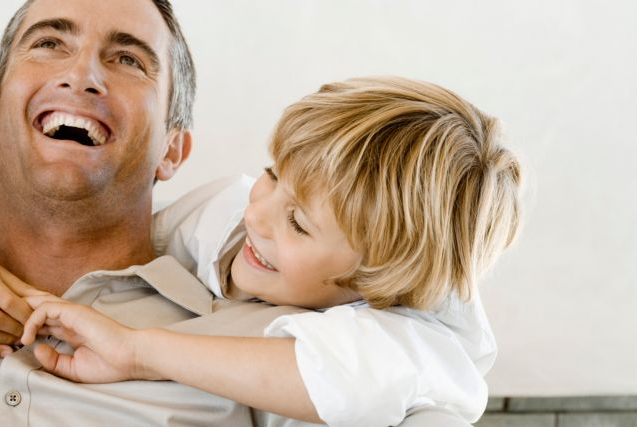 Οι επιπτώσεις που μπορεί να έχει στην υγεία του παιδιού η τεκνοποίηση από έναν πατέρα προχωρημένης ηλικίας