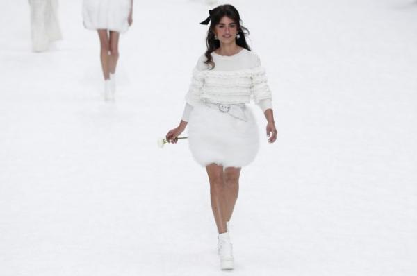 Η Πενέλοπε Κρουζ στην πασαρέλα της Chanel