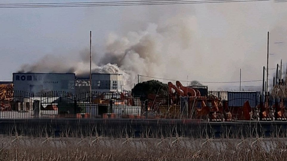 Νεκρός πυροσβέστης σε κατάσβεση στη Θεσσαλονίκη