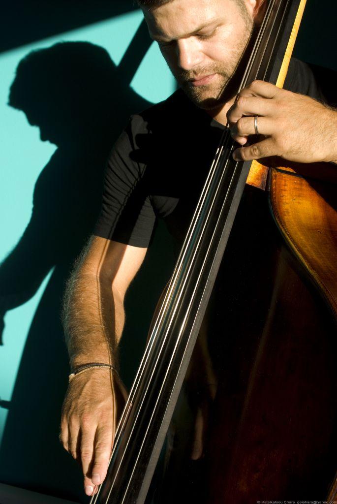 Ο Παρασκευάς Κίτσος μας μιλάει για το δίσκο «In between the eyes»