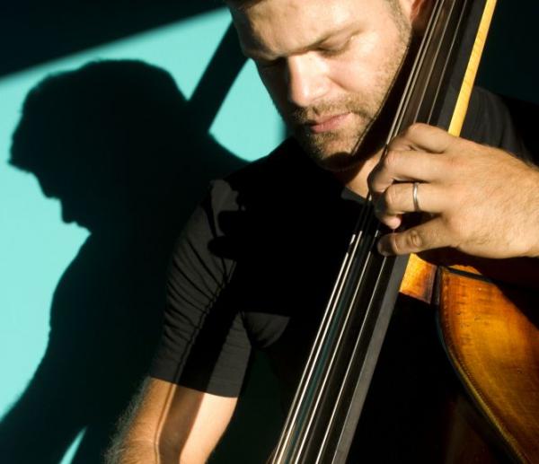 Ο Παρασκευάς Κίτσος μας μιλάει για το δίσκο «In between the eyes»