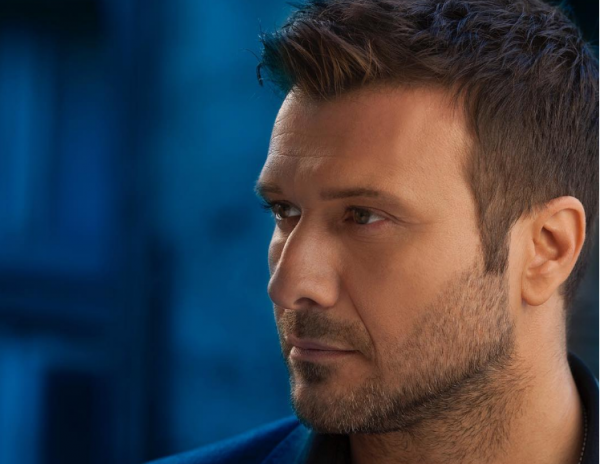 Γιάννης Πλούταρχος: Ρόλος-έκπληξη στο νέο του βίντεο κλιπ