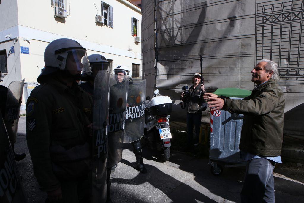 Η αυταρχική κατρακύλα του ΣΥΡΙΖΑ ή πώς ο Αλέξης έμαθε να… γράφει με το δεξί