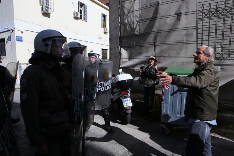Η αυταρχική κατρακύλα του ΣΥΡΙΖΑ ή πώς ο Αλέξης έμαθε να… γράφει με το δεξί