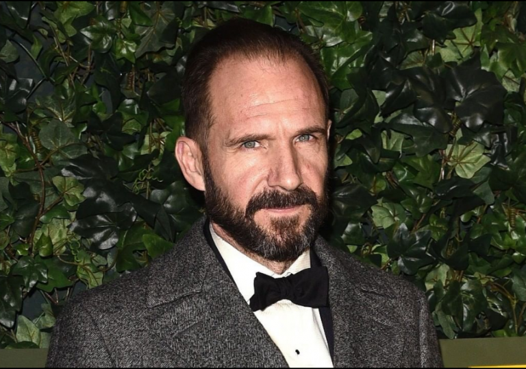 Ραλφ Φάινς: Ο Τζέιμς Μποντ πρέπει να είναι λευκός και άνδρας