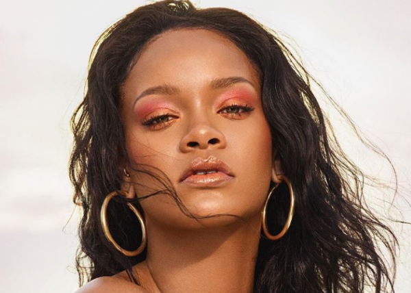 Η Rihanna ποζάρει στο Instagram με τα απολύτως απαραίτητα…