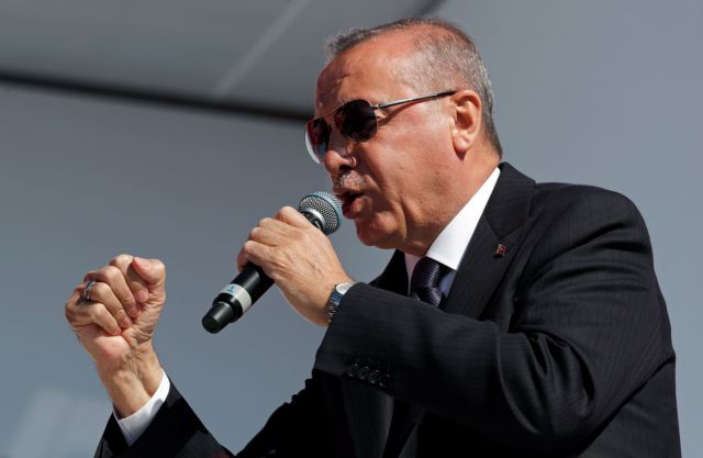 Εκτός ελέγχου ο Ερντογάν απειλεί τους τραπεζίτες που... «έριξαν τη λίρα»