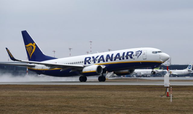 Γροθιές και δαγκώματα σε πτήση της Ryanair – Aφορμή μία ξυπόλητη γυναίκα