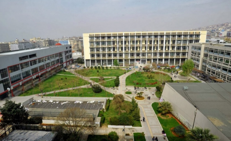 Επίδειξη ισχύος κακοποιών στο Αριστοτέλειο με εμπρησμό και καταστροφές